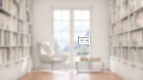 Capa de Acusada de Traição, do autor Zarah Ghahramani; Robert Hillman