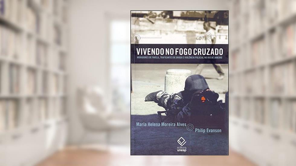 Vivendo no fogo cruzado: Moradores de favela, traficantes de droga e violência policial no Rio de Janeiro, do autor Maria Helena Moreira Alves; Philip Evanson