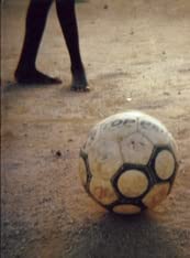 No Mundo Maravilhoso do Futebol: Wonderful World of Football, do autor Julian Germain; etc.; Patricia Azevedo; Murlio Godoy; The children of Cascalho