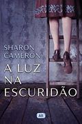 Ler A luz na escuridão, do autor Sharon Cameron