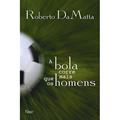 Ler A bola corre mais que os homens: Duas Copas, treze crônicas e três ensaios sobre futebol, do autor Roberto DaMatta