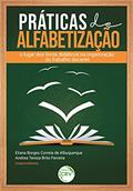 Ler Práticas de alfabetização: o lugar dos livros didáticos na organização do trabalho docente, do autor Eliana Borges Correia de Albuquerque; Andrea Tereza Brito Ferreira
