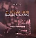 Ler A Mão Que Balança O Copo, do autor Júlio Bernardo