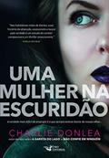 Ler Uma mulher na escuridão, do autor Charlie Donlea